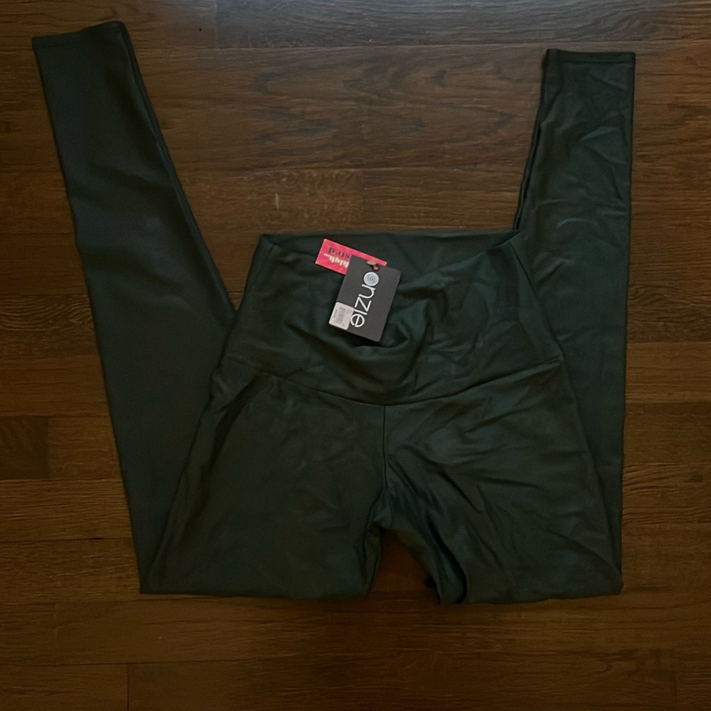 Onzie NWT snake skin forest green leggings in XS